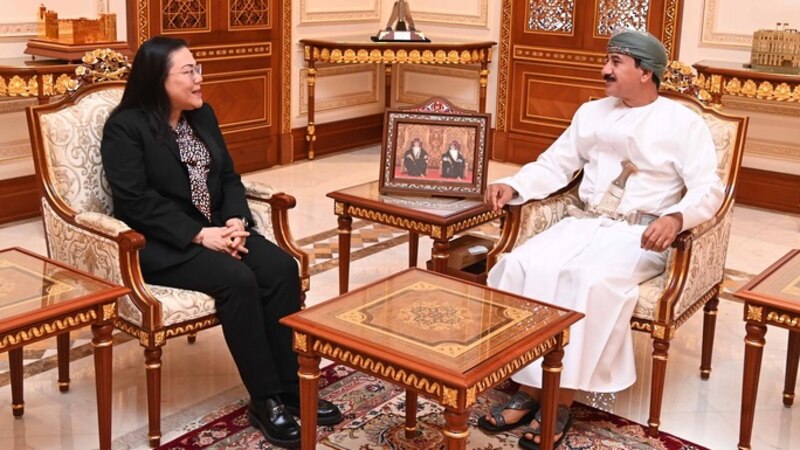 وزير المكتب السلطاني يستقبل 3 سفراء