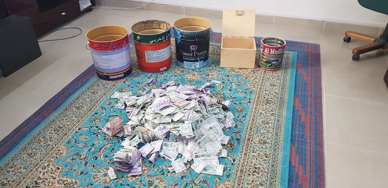 ضبط كميات كبيرة من مادة محظور تداولها لدى وافدين اثنين