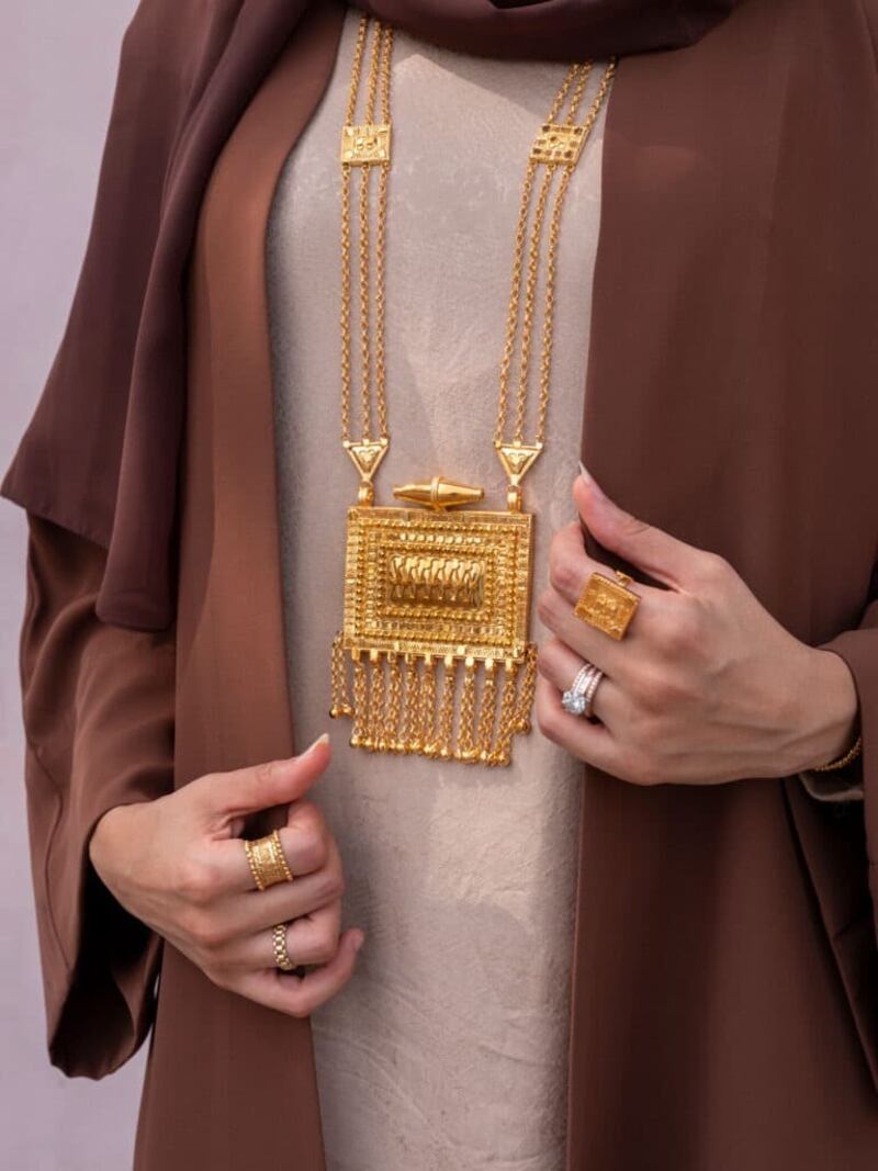 أمل الإسماعيلية نموذجًا: كاتبة كندية تكتب مقالًا عن ارتباط المرأة العمانية بصياغة الفضة