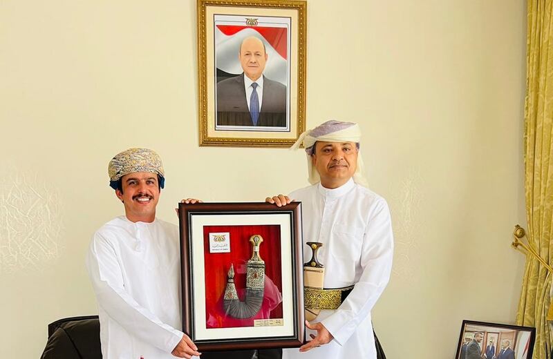 السفير اليمني يكرّم رحالة عمانيًا