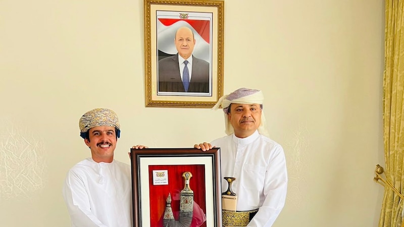 السفير اليمني يكرّم رحالة عمانيًا