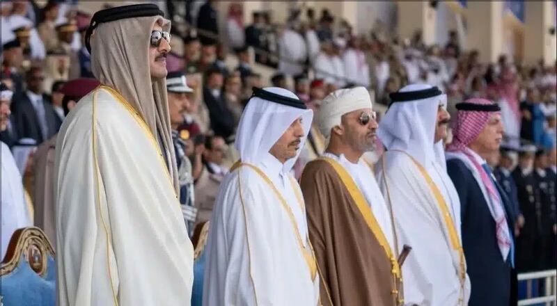 تحيات من جلالة السلطان إلى أمير قطر نقلها وزير الداخلية