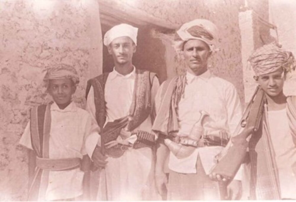 الشيخ سعيد بن علي وأخوه عبد العزيز واثنان من معارفهم عام 1967