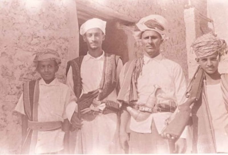 الشيخ سعيد بن علي وأخوه عبد العزيز واثنان من معارفهم عام 1967