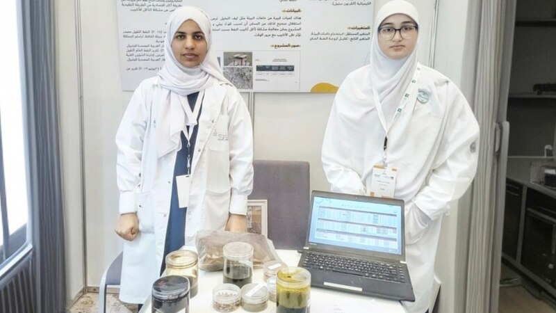 قدمتا حلا مبتكرا يدعم الصناعات النفطية؛ مشروع لطالبتين عمانيتين يُعرض في أمريكا