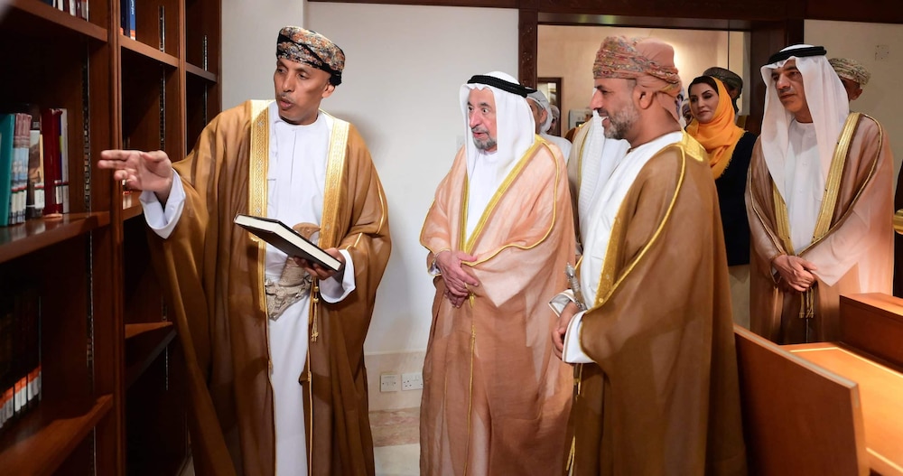 بالصور: حاكم الشارقة يزور مركز جامعة السُّلطان قابوس الثقافي ويتجول في المتحف الوطني