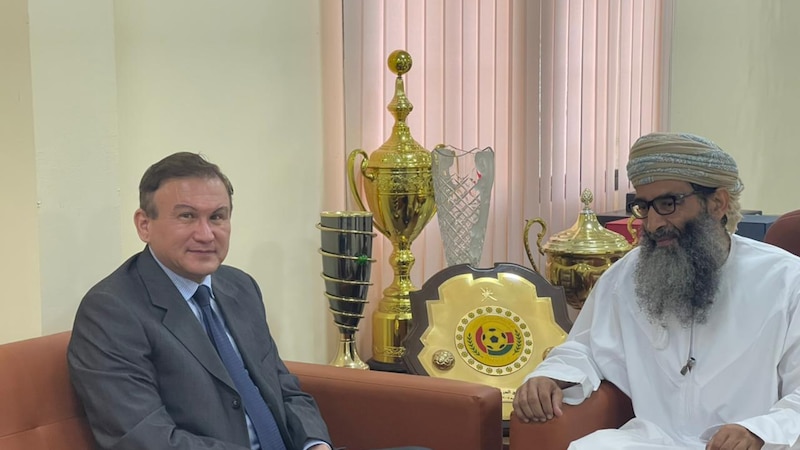 السفير الكازاخستاني يبحث التعاون الرياضي المشترك مع نادي مسقط