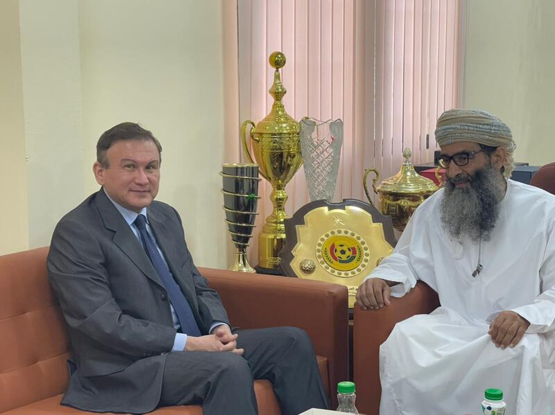 السفير الكازاخستاني يبحث التعاون الرياضي المشترك مع نادي مسقط