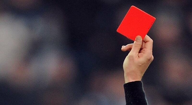 إيقاف لاعب حاول الاعتداء على حكم المباراة