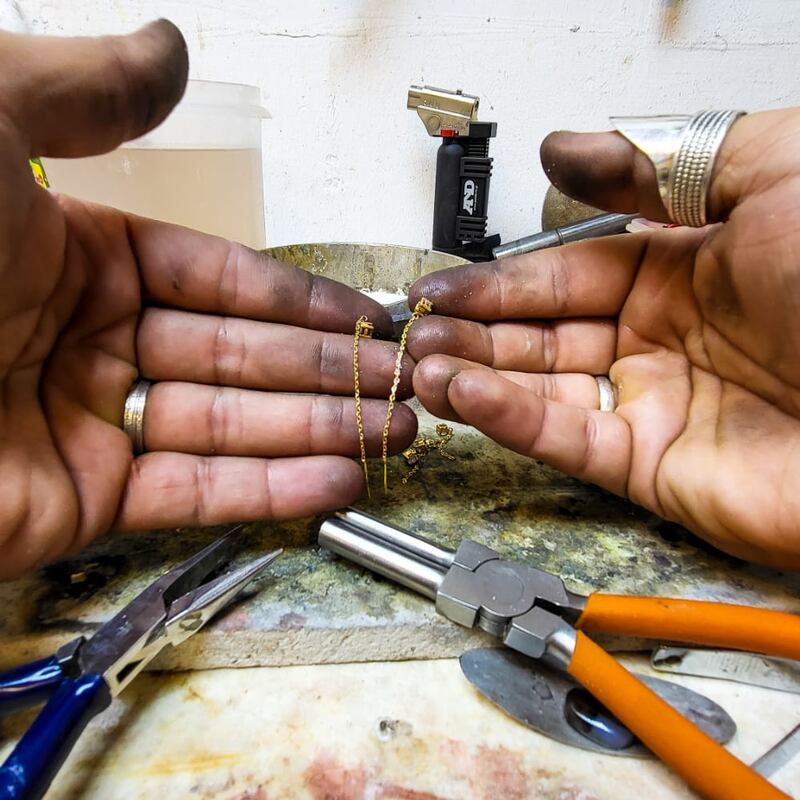 شاب عُماني يحوّل شغفه في صياغة الذهب إلى مهنة وتجارة، فما حكايته؟