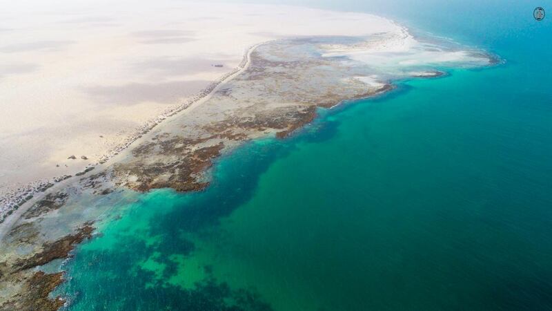 حوفنات.. شاطئ عُماني جماله طبيعي ورماله ذهبية