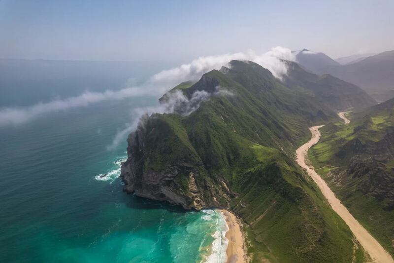 مصورة عمانية توثق مشاهد جوية ساحرة لشاطئ “وادي عفول”