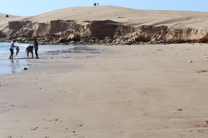 بالصور : فريق تطوعي ينظم حملة لتنظيف أحد شواطئ السلطنة