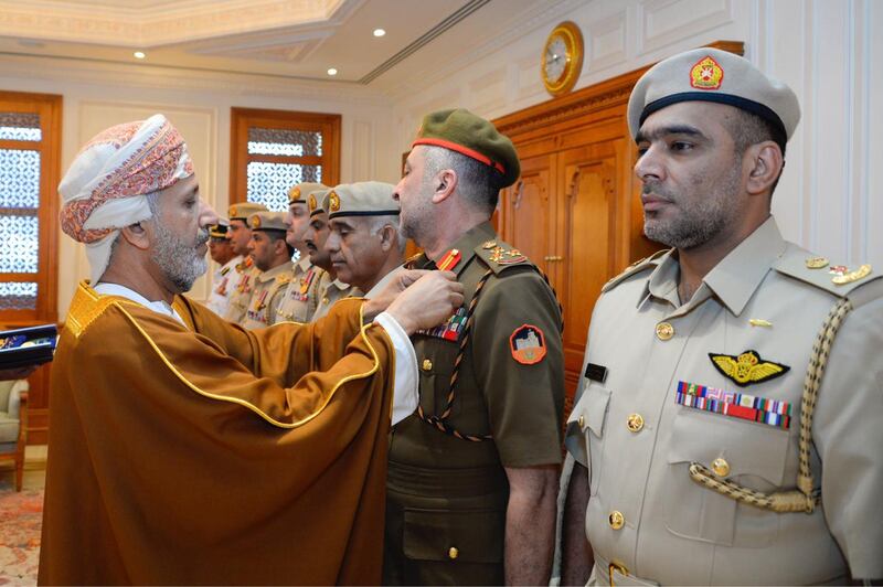 بأوامر سامية: تقليد ميدالية الخدمة الممتازة وميدالية الثناء السلطاني لمجموعة من الضباط