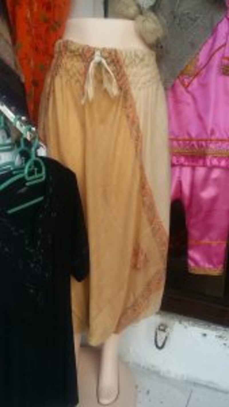 ضبط ملابس نسائية ممزوجة بملابس رجالية عُمانية… والتجارة توضح إجراءاتها