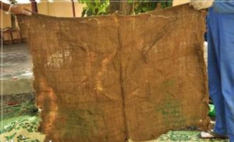 الشواء العُماني وجبة العيد الفريدة ..تعرّف على مراحل إعداده بالصور