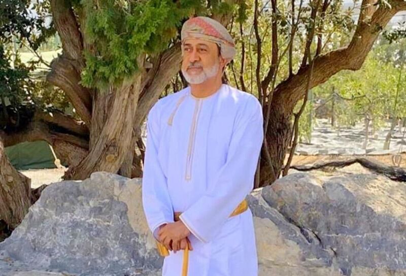 شجرة مُعمِّرة تظهر في الصورة المُتداوَلَة لجلالة السلطان