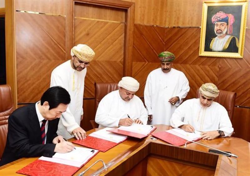 توقيع اتفاقية نفطية تتضمن استثمارات جديدة