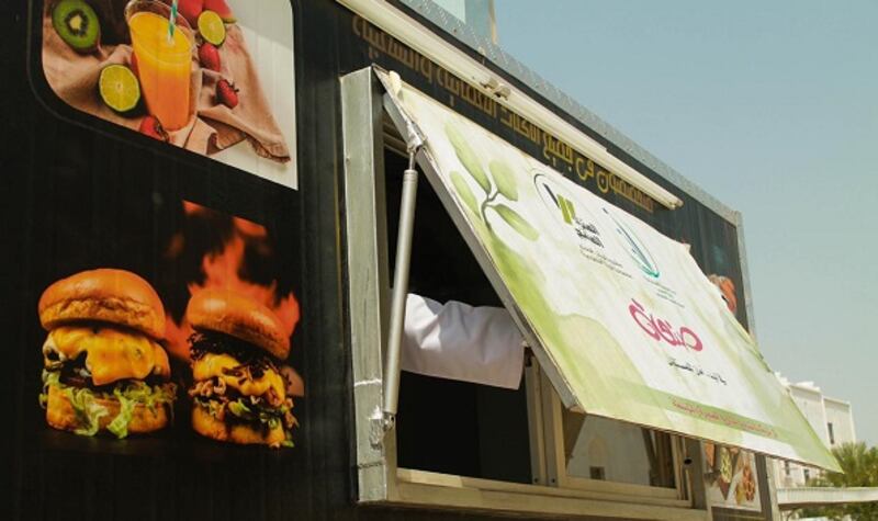 تدشين عربة متنقلة لبيع المأكولات العمانية