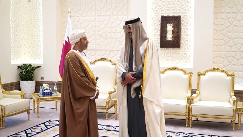 تحيات من جلالة السلطان إلى أمير قطر نقلها وزير الداخلية