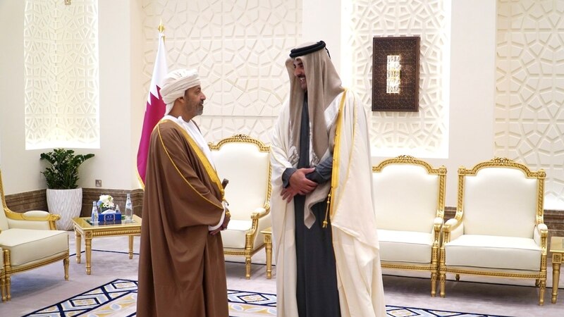 تحيات من جلالة السلطان إلى أمير قطر نقلها وزير الداخلية