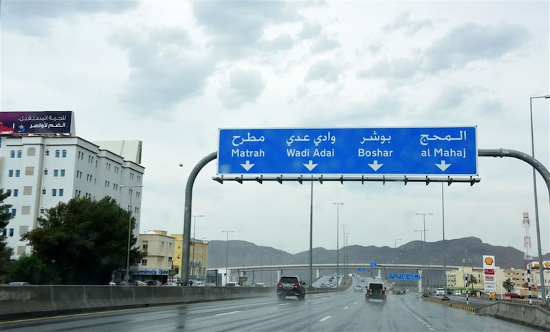 بالصور: جريان عدد من الأودية في العامرات