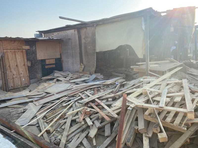 بلاغ كشفهم: غشاشون يحولون مخلفات أخشاب وإسفنج قديم إلى أثاث