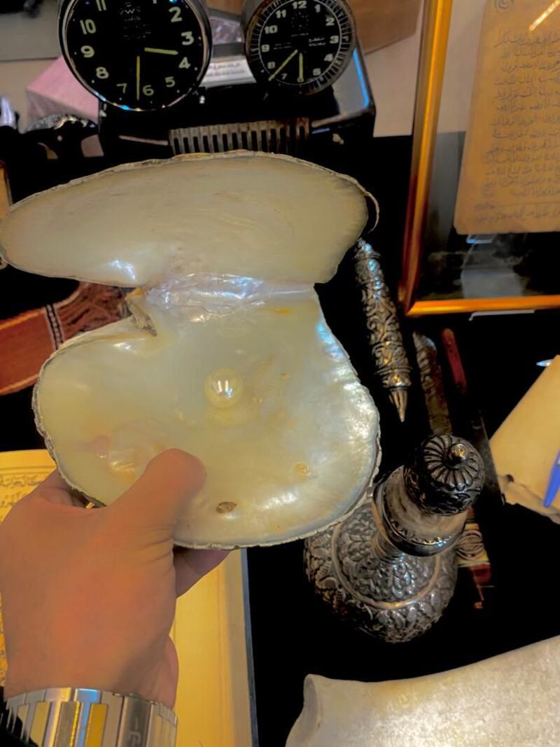 مقتنياته تُدهشك بندرتها: مواطن عُماني يحوّل منزلًا قديمًا إلى مُتحف ينتظر زيارتك