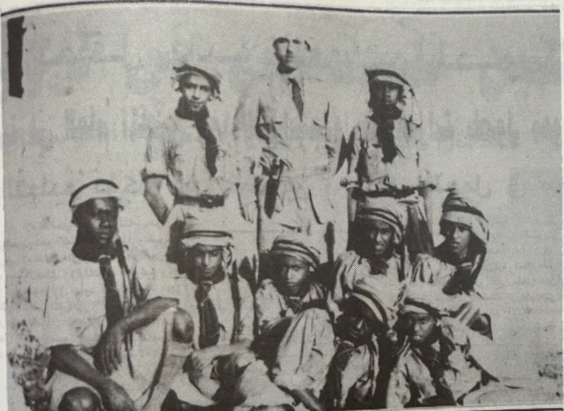 صورة للفريق الكشفي بالمدرسة السلطانية الأولى ويبدو الشيخ علي بن جبر في الصف الثاني من اليمين