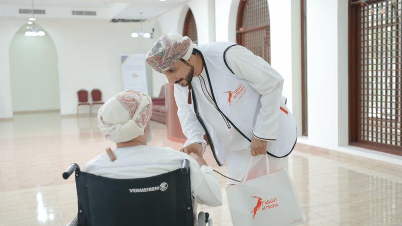 “المها” تعايد المسنين في دار الرعاية الاجتماعية