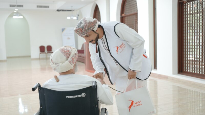 “المها” تعايد المسنين في دار الرعاية الاجتماعية