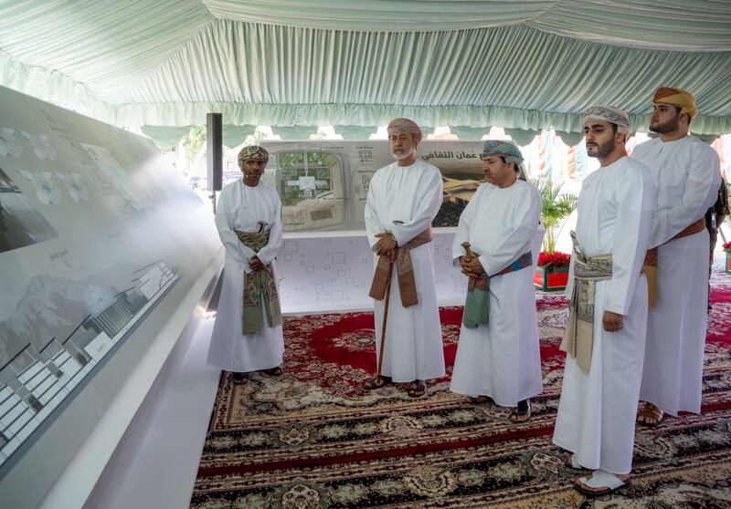 الأول من نوعه في الشرق الأوسط: جلالة السلطان يضع حجر أساس “مجمع عمان الثقافي”