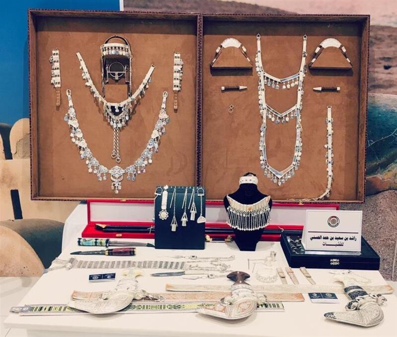 مواطن يدرّب أكثر من 80 شخصًا على حرفة تقليدية