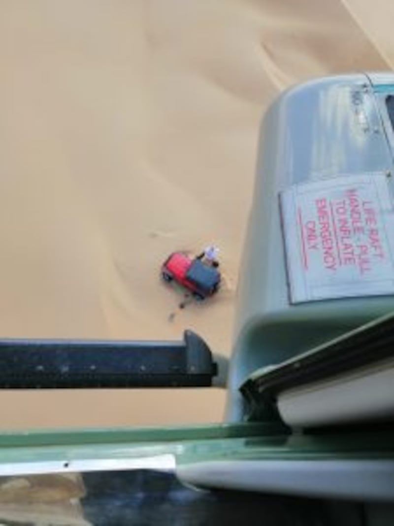 بالصور: طيران الشرطة ينقذ مواطن إماراتي