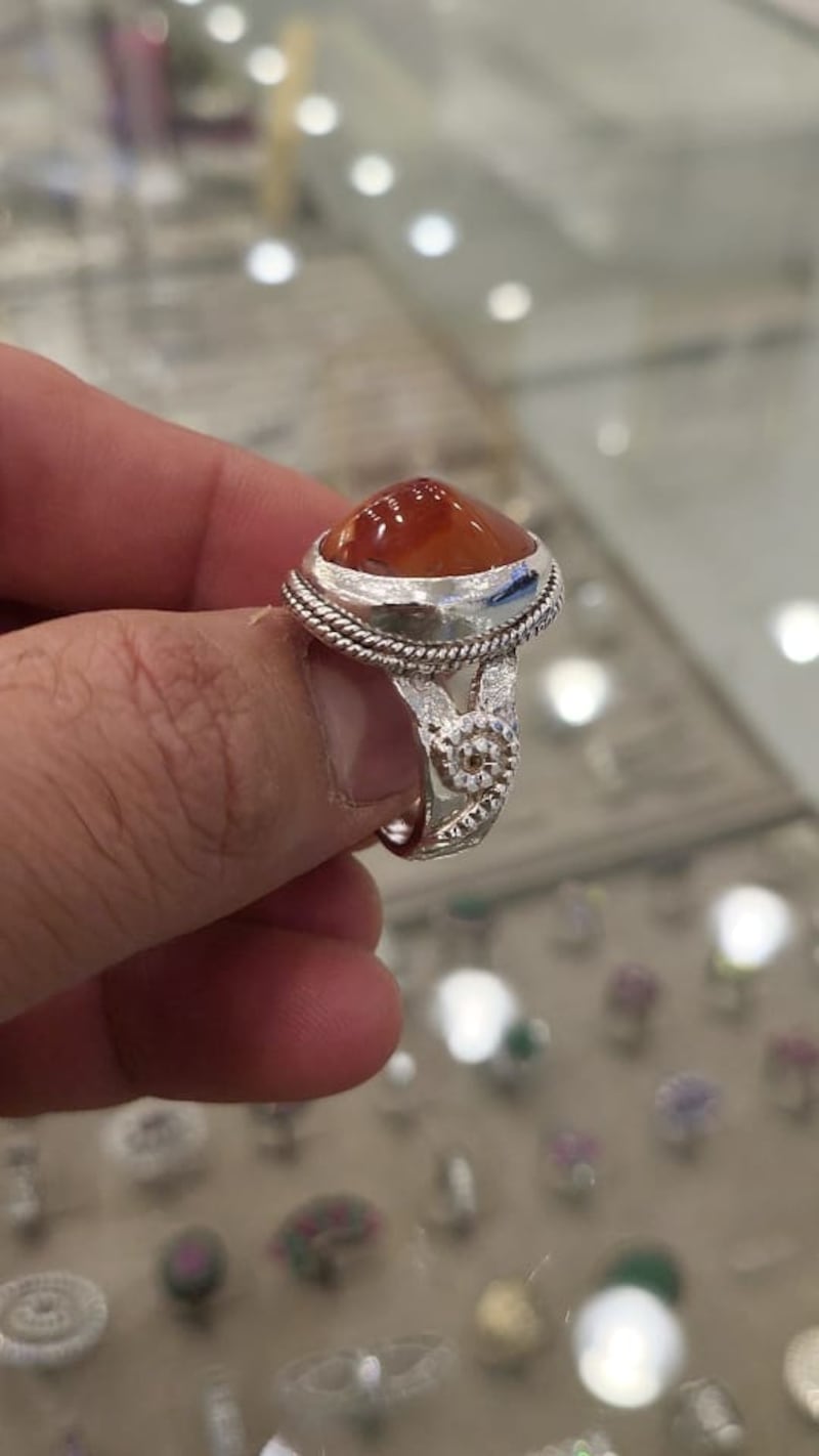 شاب عُماني يحوّل شغفه في صياغة الذهب إلى مهنة وتجارة، فما حكايته؟