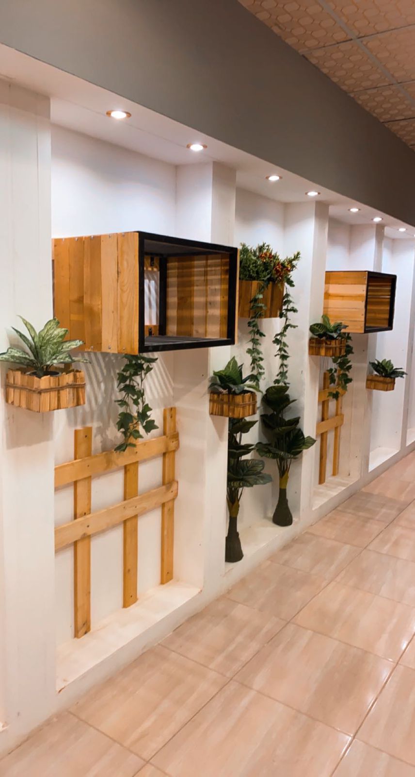 بالصور: أنامل شاب عماني تُبدِع في الديكور والنحت