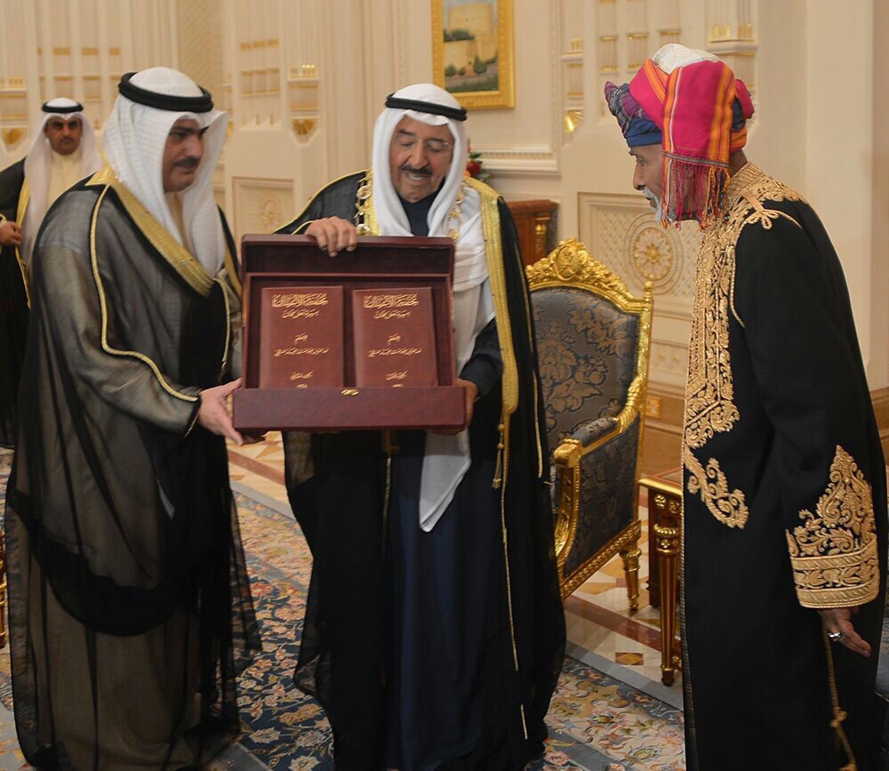 شاهد الإطلالة البهية لجلالة السلطان في استقبال أمير الكويت