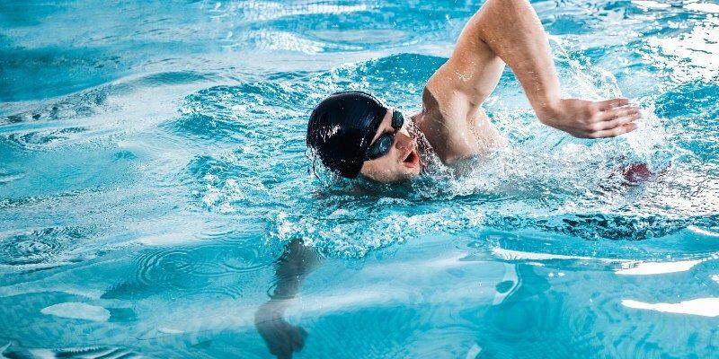 خبير عماني يُعطيك دروسًا في كيفية الطريقة الصحيحة للسباحة والاستمتاع بها