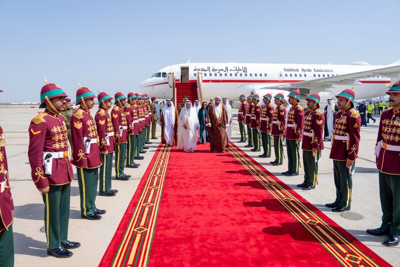 حاكم الشارقة يصل إلى سلطنة عمان