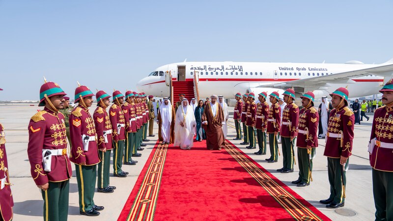 حاكم الشارقة يصل إلى سلطنة عمان