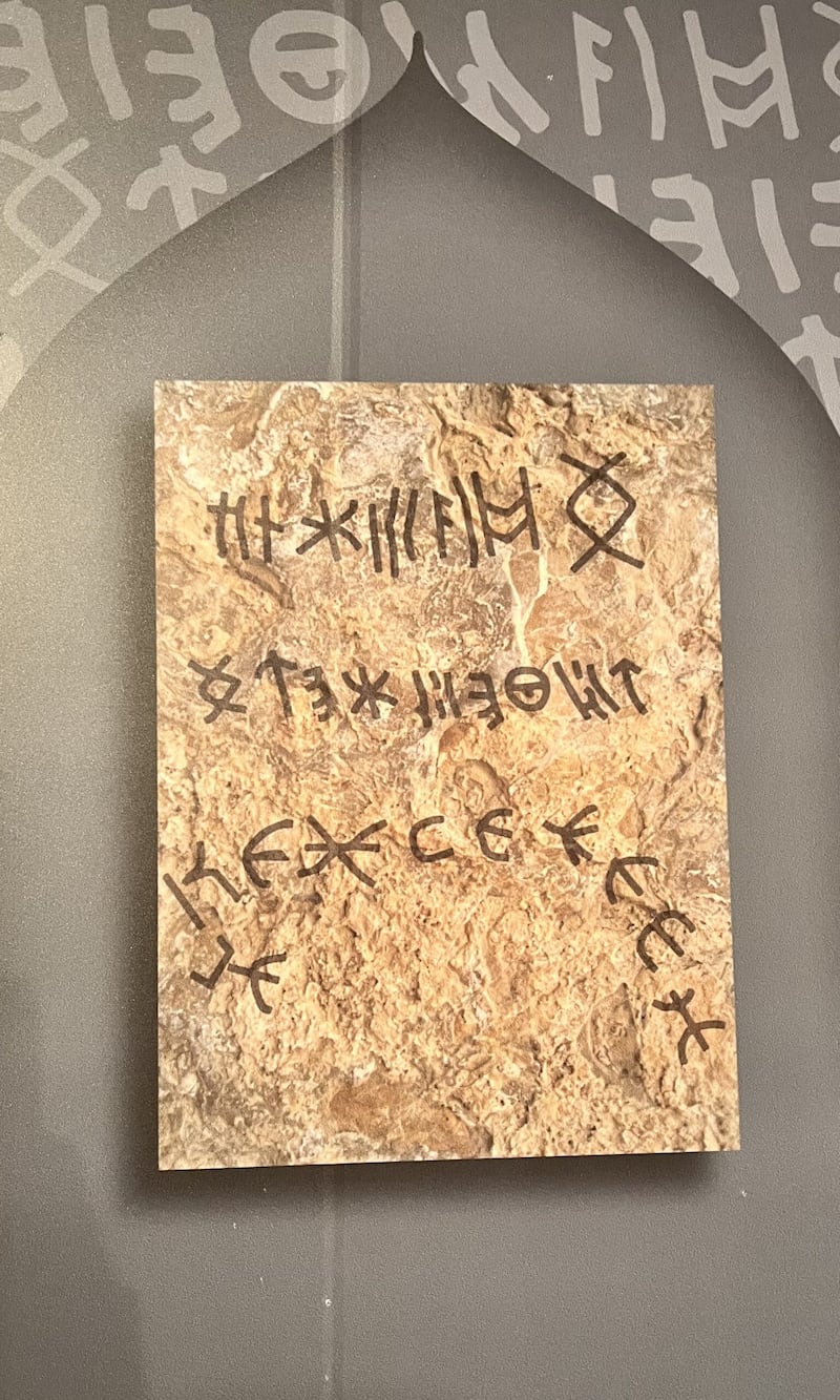 بالصور: شاهد 8 نقوش وثقت حياة الإنسان في سلطنة عمان