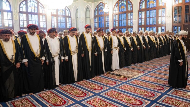 جلالة السلطان المعظم يؤدّي صلاة عيد الفطر السعيد