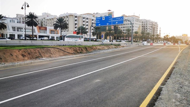 مسؤول في بلدية مسقط: سيكون هناك تحويل جزئي لحركة المرور في شارع السلطان قابوس