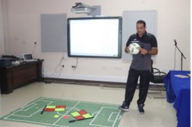 بالصور: ورشة تأهيلية في تحكيم كُرة القدم لطلبة مدرستي السلطان قابوس في صلالة