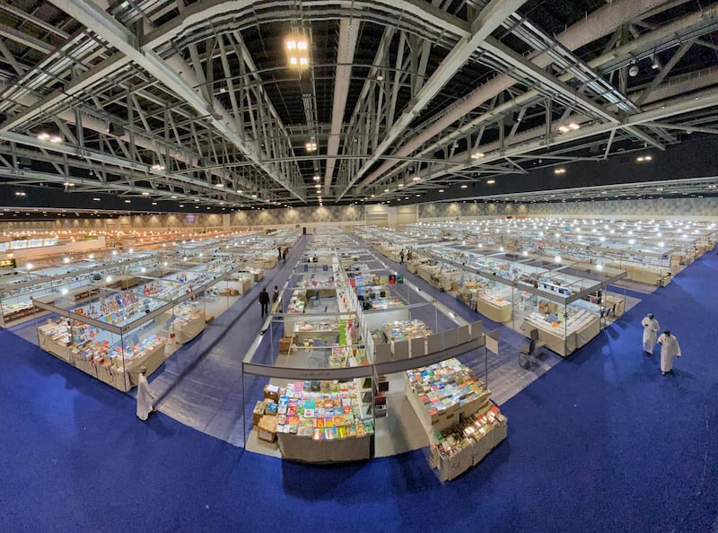 “جنوب الشرقية” تستهل مشاركتها في معرض الكتاب بباقة متنوعة من الفعاليات الثقافية والإبداعية