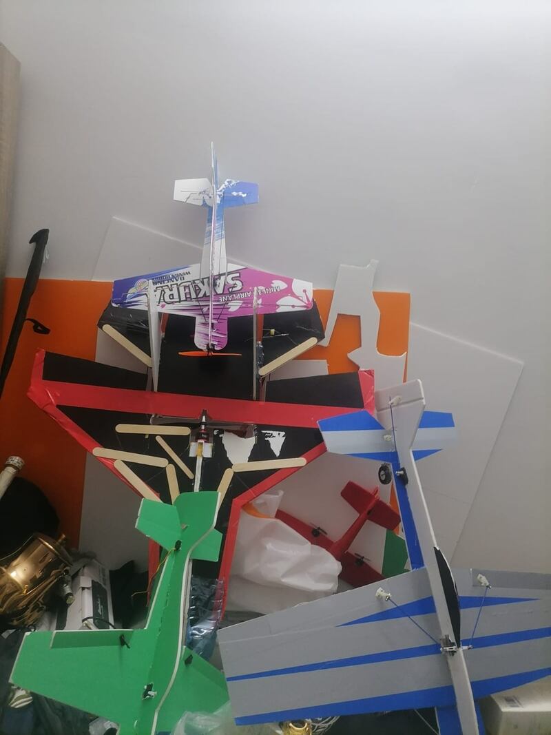 بالصور: مبتكر “الطائرة اللاسلكية” يتحدث عن ابتكاره ويوضح تقنيتها الجديدة