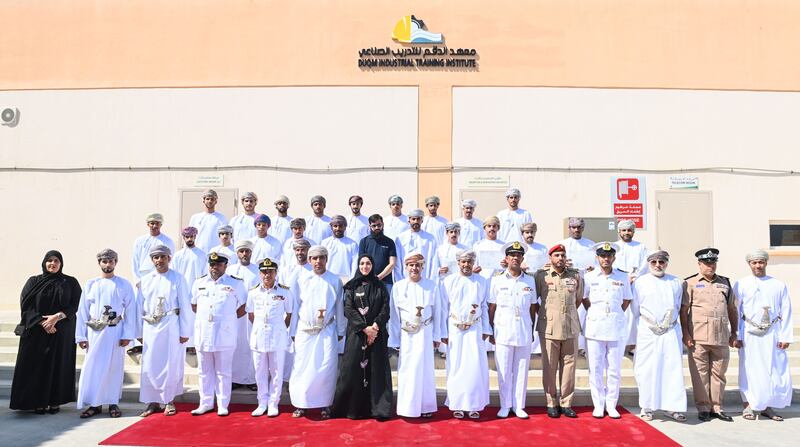 تخريج عدد من المتدربين من معهد الدقم للتدريب الصناعي