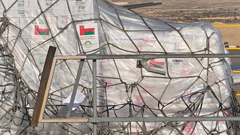 مسؤول يوضح لـ “أثير”: كيف تصل المساعدات العُمانية إلى غزة؟