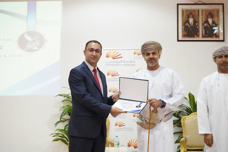 7 أسئلة وأجوبتها تقربنا أكثر من دكتور أردني حط رحاله في جامعة صحار