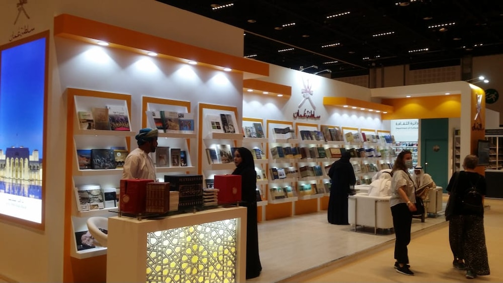 بالصور: تعرف على جوانب من المشاركة العمانية في معرض أبوظبي للكتاب
